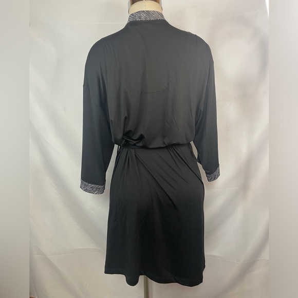 Kensie black and white robe. Womens size L. - Picture 3 of 4